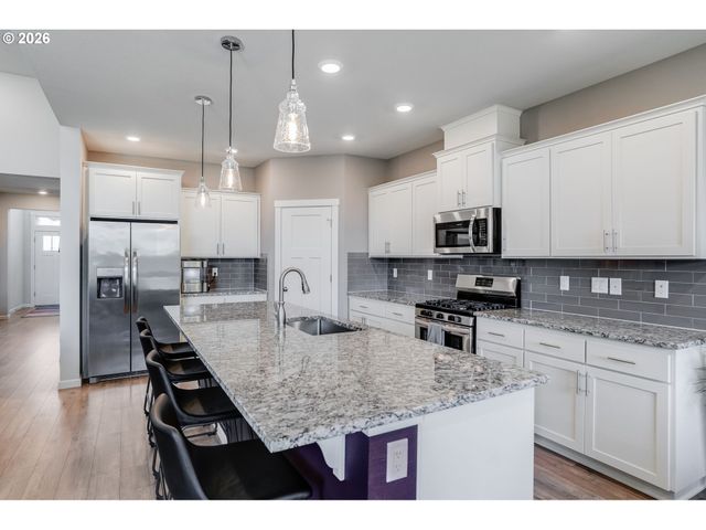 1948 N IVY St, Canby, OR 97013