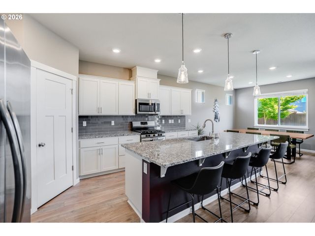 1948 N IVY St, Canby, OR 97013
