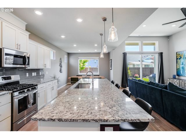 1948 N IVY St, Canby, OR 97013
