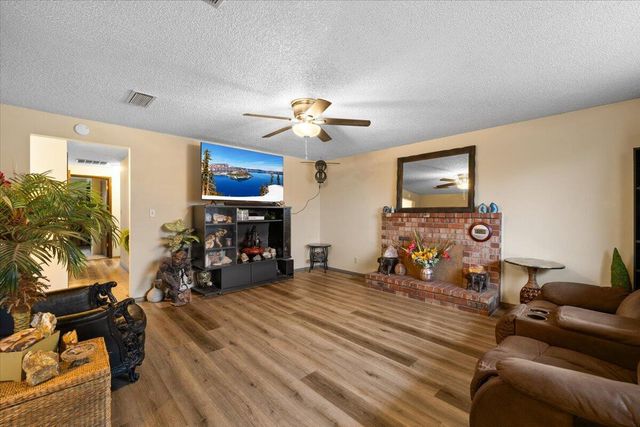 1075 N 5th Street, Central Point, OR 97502