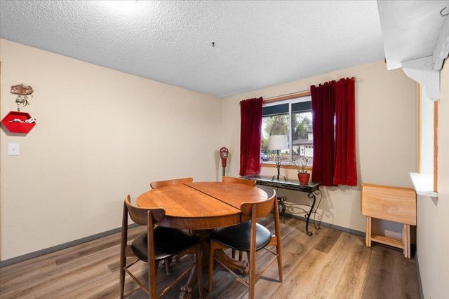 1075 N 5th Street, Central Point, OR 97502