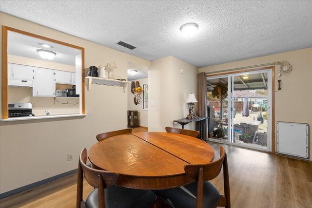1075 N 5th Street, Central Point, OR 97502