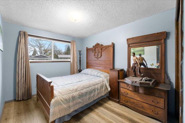 1075 N 5th Street, Central Point, OR 97502