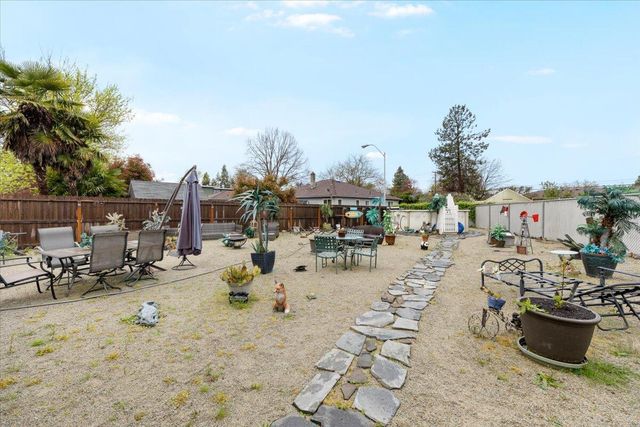 1075 N 5th Street, Central Point, OR 97502