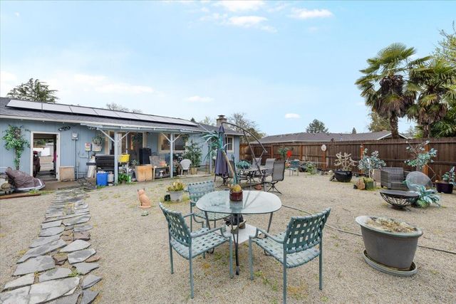 1075 N 5th Street, Central Point, OR 97502