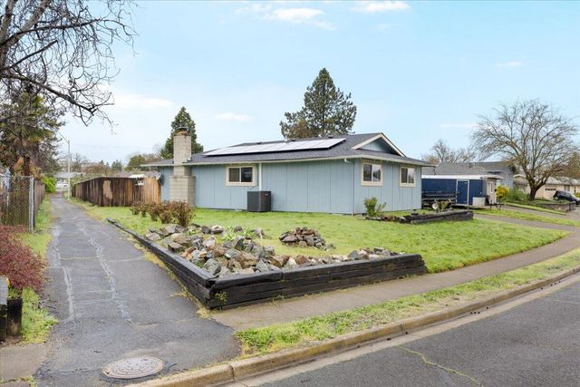 1075 N 5th Street, Central Point, OR 97502