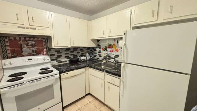 17 Weld St 37, Framingham, MA 01702