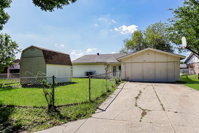 1217 Meadow Creek Drive, Lancaster, TX 75146