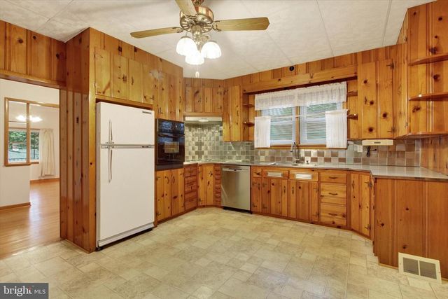 215 MOUNT AIRY AVE, Waynesboro, PA 17268
