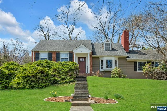 1 Crescent Place, Ho-ho-kus, NJ 07423