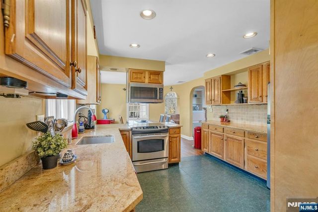 1 Crescent Place, Ho-ho-kus, NJ 07423