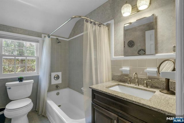 1 Crescent Place, Ho-ho-kus, NJ 07423