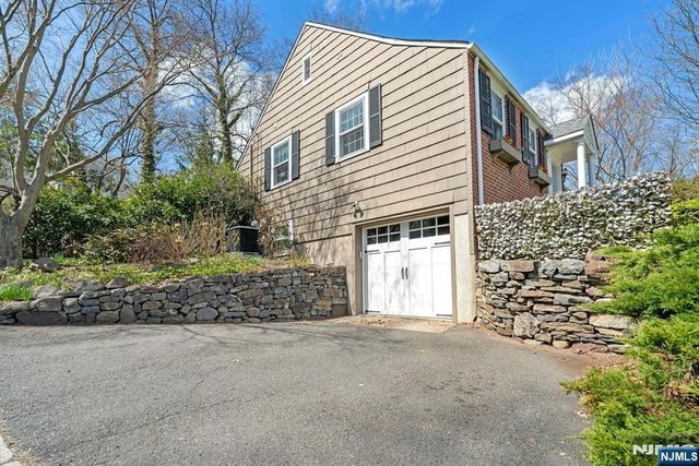 1 Crescent Place, Ho-ho-kus, NJ 07423
