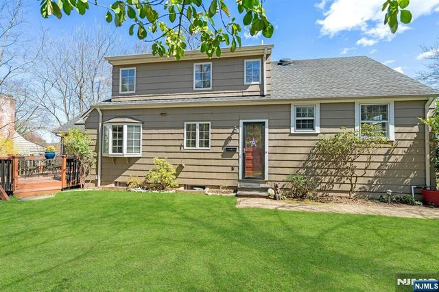 1 Crescent Place, Ho-ho-kus, NJ 07423