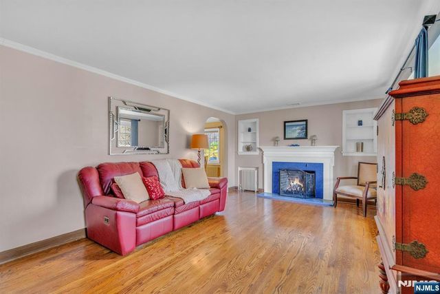 1 Crescent Place, Ho-ho-kus, NJ 07423