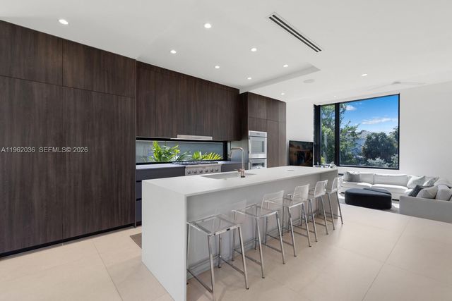 621 W 44th St, Miami Beach, FL 33140