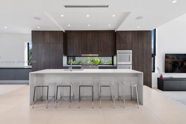 621 W 44th St, Miami Beach, FL 33140