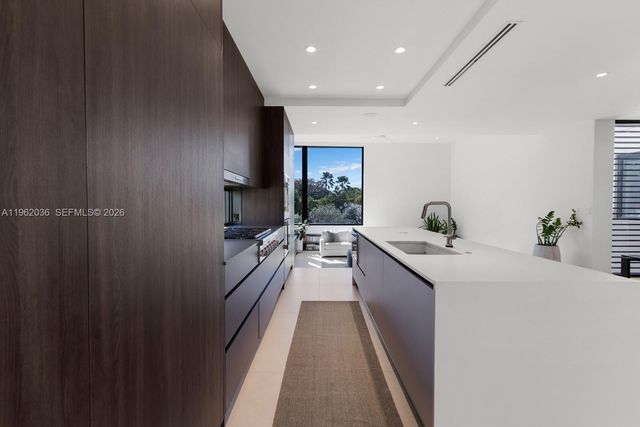 621 W 44th St, Miami Beach, FL 33140