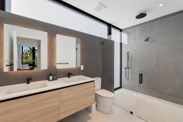 621 W 44th St, Miami Beach, FL 33140