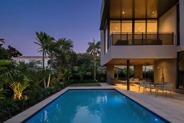 621 W 44th St, Miami Beach, FL 33140