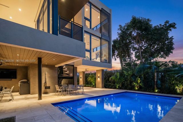 621 W 44th St, Miami Beach, FL 33140