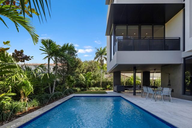 621 W 44th St, Miami Beach, FL 33140