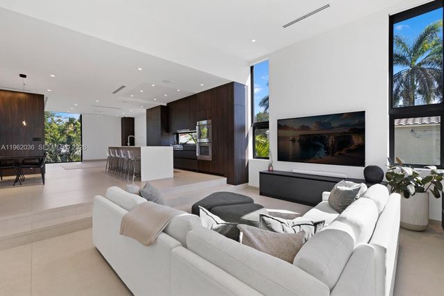 621 W 44th St, Miami Beach, FL 33140