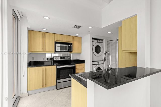 7600 Collins Ave 1210, Miami Beach, FL 33141