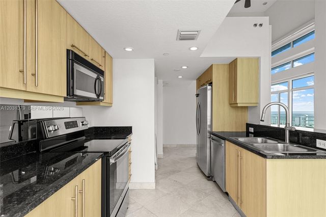 7600 Collins Ave 1210, Miami Beach, FL 33141