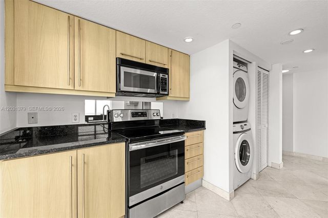 7600 Collins Ave 1210, Miami Beach, FL 33141