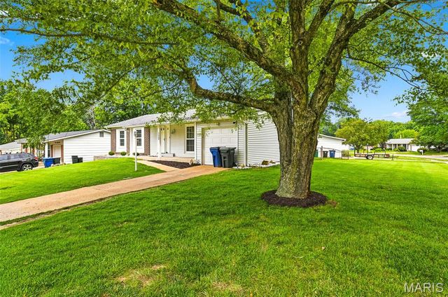 1448 La Cerros Lane, Florissant, MO 63031