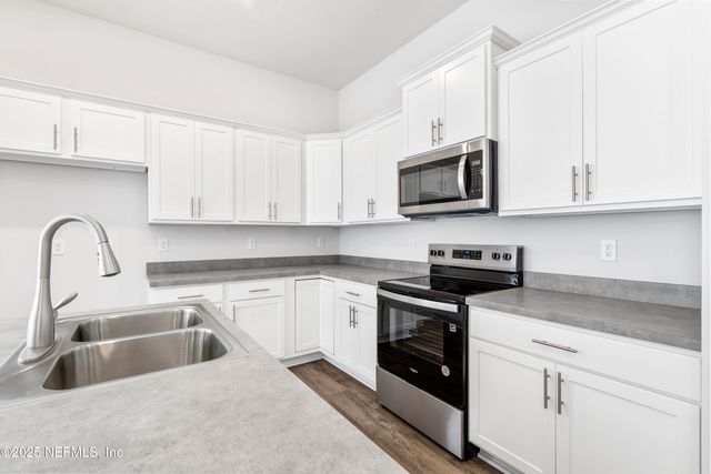 8339 HELMSLEY Boulevard, Jacksonville, FL 32219