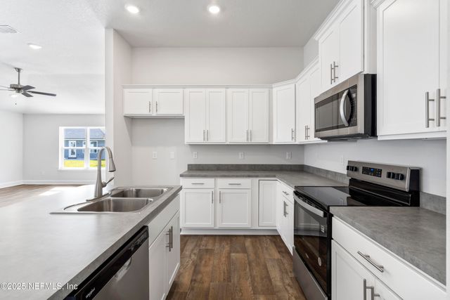 8339 HELMSLEY Boulevard, Jacksonville, FL 32219