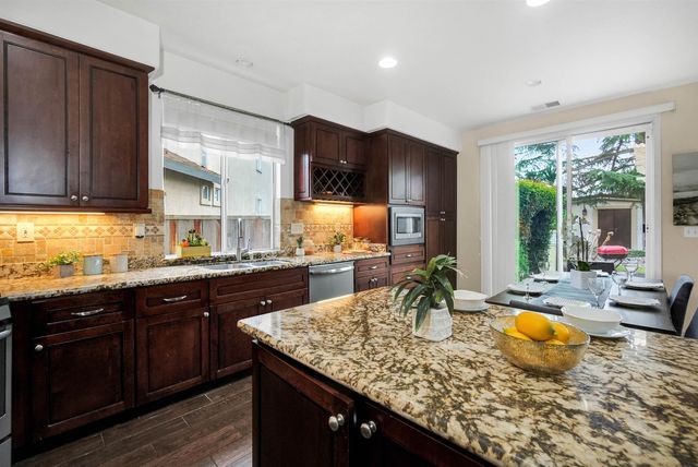 327 Brookview Way, Hayward, CA 94544