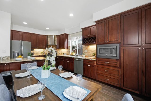 327 Brookview Way, Hayward, CA 94544