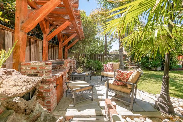 327 Brookview Way, Hayward, CA 94544