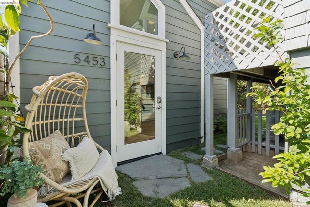 5451 Lawton Ave, Oakland, CA 94618