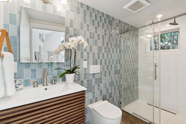 5451 Lawton Ave, Oakland, CA 94618