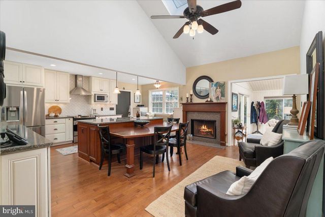 13452 LAKE SHORE DR, Herndon, VA 20171