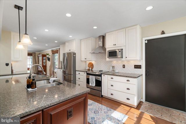 13452 LAKE SHORE DR, Herndon, VA 20171
