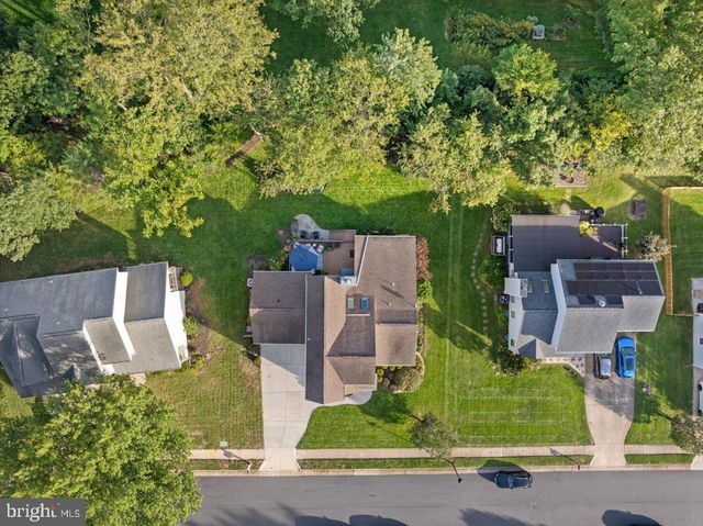 13452 LAKE SHORE DR, Herndon, VA 20171