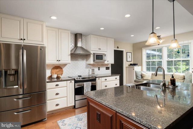 13452 LAKE SHORE DR, Herndon, VA 20171