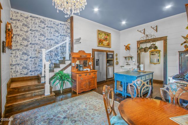 225 Chimney Tops Way, Gatlinburg, TN 37738