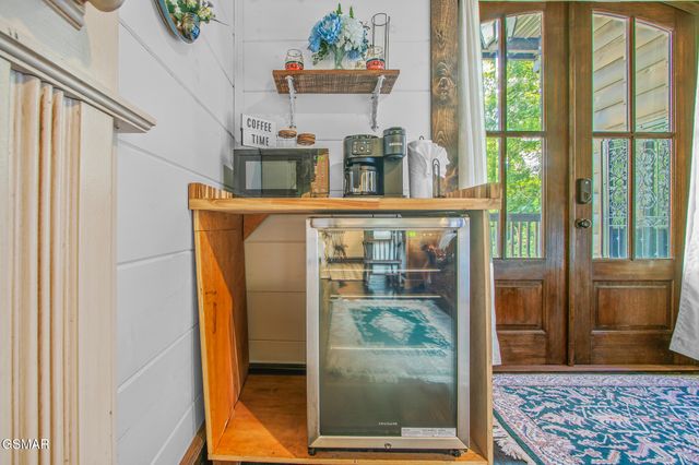 225 Chimney Tops Way, Gatlinburg, TN 37738