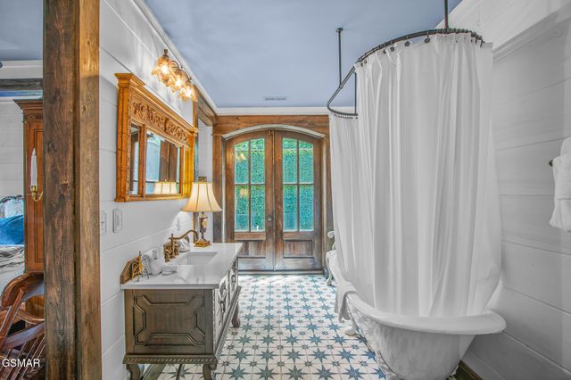 225 Chimney Tops Way, Gatlinburg, TN 37738