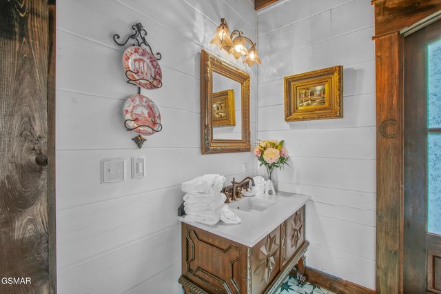 225 Chimney Tops Way, Gatlinburg, TN 37738