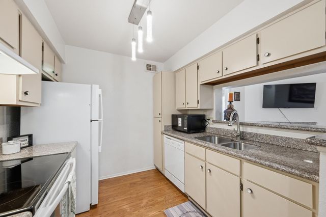 18800 Egret Bay Boulevard 300, Webster, TX 77058
