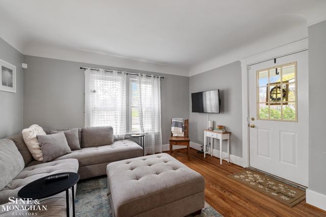 451 Saint Clair Avenue, Grosse Pointe, MI 48230
