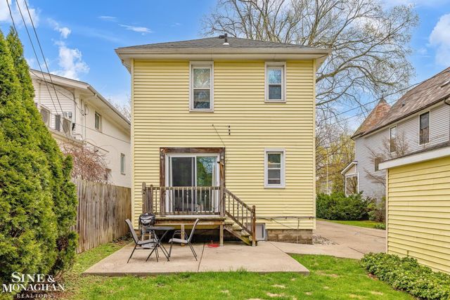451 Saint Clair Avenue, Grosse Pointe, MI 48230