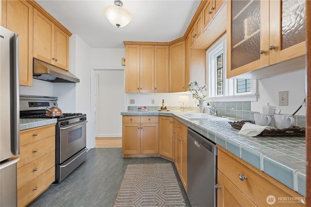 7550 21st Avenue NE, Seattle, WA 98115